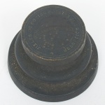 BRONZE, um (1) antigo sinete ou cunho, representando o centro da bandeira Brasileira, medindo 50 mm, sinais de uso, vide foto.