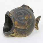 BRONZE, um (1) cinzeiro no formato de peixe, medindo 8 cm comprimento, sinais de uso, vide foto.