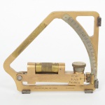 MILITARIA, um (1) antigo aparelho Quadrante de Artilheiro, QUADRANT GUNNERS MI STOCK, número 7578398, série 130923, mede de 0 a 800 milhas, medindo 17,5 x 15 cm, confeccionado em bronze, sinais de uso, vide foto.