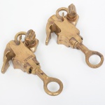 BRONZE, par (2) antigas garras para fixação, ditas sargento, marcada METROX em uma delas, medindo 13 cm, sinais de uso, vide foto