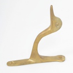 BRONZE, um (1) suporte para toalha de fixação em parede, formato de pato, medindo 10,5 x 10,5 cm, vide foto.