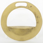 TRALHA PARA MONTARIA, um (1) estribo confeccionado em bronze, medindo 13 cm diâmetro, (o termo tralhas para montaria é usado em vários rincões pelo Brasil afora, principalmente pelos colecionadores de apetrechos para montaria, não se trata de uma palavra desmerecedora do objeto, muito pelo contrário é uma tradição de linguajar que para muitos colecionadores é motivo de orgulho), sinais de uso, vide foto.