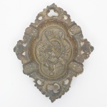 BRONZE, um (1) cinzeiro com ornamentação relevada em motivos equestres, borda vazada no padrão Louis XV, medindo 17,5 x 13,5 cm, sinais de uso, vide foto.