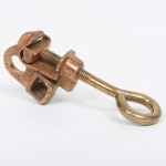 BRONZE, uma (1) antiga garra para fixação dita sargento, marcada 6A 4/0 A WG 250 MCM, medindo 14 cm, sinais de uso, vide foto.