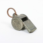 DIVERSOS, um (1) antigo apito confeccionado em metal, funcionando, propaganda da THE ACME  J. H. Co. England, medindo 4,5 cm, sinais de uso, vide foto.