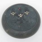 BRONZE, um (1) peso de papel, ornado com brasão representado por águia e três coroas, medindo 8,5 cm diâmetro, sinais de uso, vide foto.