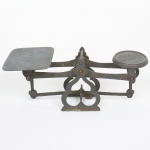 DIVERSOS, uma (1) antiga balança, confeccionada em bronze, medindo 16 cm comprimento, sinais de uso, vide foto.