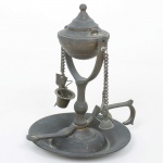 DIVERSOS, um (1) antigo candieiro/palmatória, confeccionado em bronze, medindo 17 cm altura, sinais de uso, vide foto.