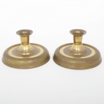 BRONZE, par (2) castiçais para barco ou navio, medindo 13 cm diâmetro e 7 cm altura, sinais de uso, vide foto.