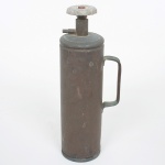 DIVERSOS, um (1) antigo cilindro para aparelho de solda, medindo 34 cm altura, sinais de uso e mossas, sem marca de manufatura aparente, vide foto.