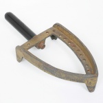 DIVERSOS, uma (1) trempe para ferro de passar roupa, confeccionada em bronze, cabo adaptado, medindo 30 cm comprimento, sinais de uso, vide foto.