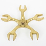 BRONZE, uma (1) base descasada, medindo 16 cm diâmetro, sinais de uso, vide foto.