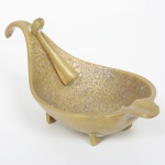 BRONZE, um (1) cinzeiro com apagador acoplado na forma de martelo, medindo 15,5 cm comprimento, sinais de uso, vide foto.