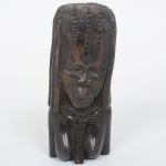 ARTE TRIBAL AFRICANA, uma (1) escultura figurativa representando cabeça feminina, entalhada em ébano, traz selo do Patrimônio Cultural  Exportação Autorizada, medindo 20 cm altura, vide foto.