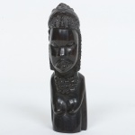 ARTE TRIBAL AFRICANA, uma (1) escultura figurativa representando cabeça feminina, entalhada em ébano, traz selo do Patrimônio Cultural  Exportação Autorizada, medindo 16 cm altura, vide foto.