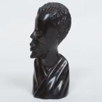 ARTE TRIBAL AFRICANA, uma (1) escultura figurativa representando cabeça masculina, entalhada em ébano, traz selo do Patrimônio Cultural  Exportação Autorizada, medindo 15,5 cm altura, vide foto.