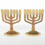 BRONZE, par (2) Menorah (candelabro judaico para sete lumes), souvenires de Jerusalém, esmaltados, medindo 12 cm altura, vide foto.
