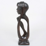 ESCULTURA, uma (1) figurativa masculina, surrealista, entalhada em madeira, artista plástico ALEXIS CISNEROS SANCHEZ, escultor estabelecido no U-38 Apartamento I micro 9  Distrito José Marti  Santiago de Cuba, medindo 29 cm altura, vide foto.