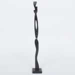 ESCULTURA, uma (1) figurativa feminina, surrealista, souvenir de Cuba, entalhada em madeira, medindo 36 cm altura, vide foto.