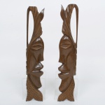 ESCULTURA, par (2) figurativas masculinas para fixação em parede, representando cabeças, entalhadas em madeira, souvenires de Cuba, medindo 40,5 cm altura, vide foto.