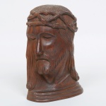 ARTE RELIGIOSA POPULAR, uma (1) escultura representando cabeça de cristo, entalhada em madeira, assinada em cavo OLIMPIO, medindo 24 cm altura, vide foto.