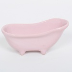 FAIANÇA, uma (1) banheira miniatura para casa de bonecas ou mostruário de mascate, tonalidade lilás, sem marca de manufatura aparente, medindo 13,5 cm comprimento, vide foto.