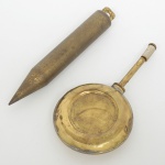 RELÓGIOS, duas (2) partes distintas para montagem: 1 pendulo e 1 peso, ambos confeccionados em metal, medindo a maior peça 17 cm, vide foto.