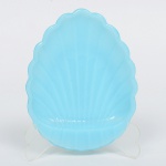 VIDRO OPALINADO, uma (1) saboneteira no formato de concha bivalve, tonalidade azul, sem marca de manufatura aparente, medindo 14 x 11 cm, sinais de uso, vide foto.