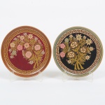 DIVERSOS, par (2) pratos para ornar parede, confeccionados em madeira torneada, pintados a mão em policromia representando flores e barrado grego, medindo 18 cm diâmetro, vide foto.