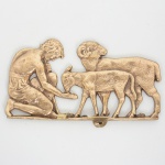 BRONZE, uma (1) placa vazada figurativa e animalista, representando pastor de ovelhas, medindo 20 cm comprimento, vide foto.