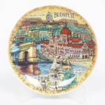 PORCELANA, um (1) prato decorativo com paisagem de Budapest, policromado, para ornar parede, medindo 15,5 cm diâmetro, vide foto.