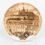 PORCELANA, um (1) prato decorativo com paisagem de Praga, policromado, para ornar parede, medindo 15,5 cm diâmetro, vide foto.