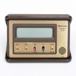 RELÓGIO, um (1) de viagem ou cabeceira, marca BULOVA (Joseph Bulova Company, relojoaria fundada em 1875 pelo imigrante da Tchecoslováquia Joseph Bulova na cidade de New York, USA; em 1912 inaugurou a sua fabrica em Biel na Suíça; em 1923 virou Bulova Watch Company; em 1979 tornou-se parte da Loews Corporation; em 2007 foi vendido para a Citizen; atualmente no Brasil são distribuídos pela Magnum Relógios), clock, quartz, funcionando e na caixa, porem demanda bateria, brinde do CITIBANK, vide foto.