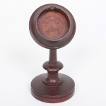 RELÓGIO, um (1) despojador/expositor para relógio de algibeira, confeccionado em madeira torneada, medindo 14 cm altura, sinais de uso, vide foto.