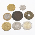 NUMISMÁTICA, oito (8) moedas, nacionais e estrangeiras: 1 de 40 reis 1909, cunhada em bronze, Brasil, BC; 1 de 2 cruzeiros 1942, cunhada em Br-Al, DATA ESCASSA, Brasil, MBC/S; 2 de 1 e 2 euros, bimetálicas, EUROPA, ainda correntes (câmbio); 2 de 10 cents e 25 cents, em Cu-Ni, USA, ainda correntes (câmbio); 1 de 20 francosd 1950, Mônaco, MBC/S; 1 cash, bronze, CHINA, possivelmente cópia, todas circuladas, vide foto.