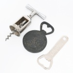 DIVERSOS, três (3) abridores distintos: 1 de garrafa, souvenir de Portugal, medindo 9 cm, comemorativo ao IV Centenário da Morte do Infante Dom Henrique, 1560 a 1960; 1 tipo saca rolha, marca de origem Coimbra, Portugal, medindo 12 cm; 1 de garrafa, propaganda CAXAMBU, todos confeccionados em metal e com sinais de uso, vide foto.