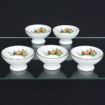 PORCELANA, cinco (5) taças para sobremesa, ornamentação policromada representando paisagem com marina e cena rural, todas com dizeres distintos em espanhol, borda com friso prateado, sem marca de manufatura aparente, medindo 10 cm diâmetro e 5,5 cm altura, sinais de uso, vide foto.