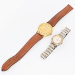 RELÓGIOS, dois (2) distintos de pulso, ambos movimento quartz: 1 da marca MONDAINE (Mondaine Watch Ltd., relojoaria fundada em 1944, por Hans Hilfiker, em Zurique, Suíça), mostrador dourado com algarismos arábicos, caixa em metal dourado, medindo 37 mm diâmetro, pulseira em couro legítimo com sinais de gasto e faltando a fivela; 1 da marca COSMOS, mostrador branco com algarismos romanos, caixa e pulseira em aço com detalhes em dourado, medindo 27 mm diâmetro, ambos usados, funcionando e sem garantia, vide foto.
