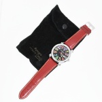 RELÓGIO, um (1) de pulso, marca MONTE CARLO (marca criada em 1981 no Rio de Janeiro pelos irmãos Vicente e Armando Balbi, quando abriram a sua primeira loja), movimento quartz, mostrador preto com algarismos arábicos coloridos, caixa em aço, medindo 48 mm diâmetro, modelo FIORE MC 8166, pulseira em couro legítimo com sinais de desgastes, usado, funcionando e sem garantia, acondicionado na capa maleável original da marca, vide foto.