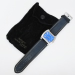 RELÓGIO, um (1) de pulso, marca MONTE CARLO (marca criada em 1981 no Rio de Janeiro pelos irmãos Vicente e Armando Balbi, quando abriram a sua primeira loja), movimento quartz, mostrador azul com algarismos arábicos, caixa em aço, medindo 40 x 30 mm, pulseira em couro legítimo com sinais de desgastes, usado, funcionando e sem garantia, acondicionado na capa maleável original da marca, vide foto.