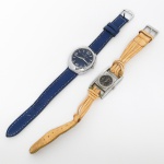 RELÓGIOS, dois (2) de pulso, ambos da marca MONTE CARLO (marca criada em 1981 no Rio de Janeiro pelos irmãos Vicente e Armando Balbi, quando abriram a sua primeira loja), movimento quartz: 1 com mostrador azul e algarismos arábicos, caixa em aço, medindo 41 x 33 mm, modelo FIORE MC 8040; 1 com mostrador cinza e algarismos arábicos, caixa em aço medindo 40 x 25 mm, pulseira em couro com sinais de gasto, modelo FIORE 1185F, ambos usados, parados e sem garantia, possivelmente demandam bateria, vide foto.