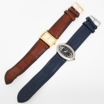 RELÓGIOS, dois (2) de pulso, ambos da marca MONTE CARLO (marca criada em 1981 no Rio de Janeiro pelos irmãos Vicente e Armando Balbi, quando abriram a sua primeira loja), movimento quartz: 1 com mostrador branco e algarismos romanos, caixa em metal dourado, medindo 32 x 22 mm, pulseira em couro com sinais de gasto, modelo MC 7008; 1 com mostrador negro e algarismos arábicos, caixa em aço, medindo 43 x 28 mm, pulseira em couro, ambos usados, parados e sem garantia, possivelmente demandam bateria, vide foto.