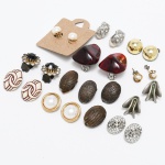 BIJUTERIAS, doze (12) pares de brincos, modelos diversos, confeccionados em materiais variados, todos com sinais de uso, vide foto.