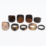 BIJUTERIAS, nove (9) itens, dentre anéis e alianças, modelos e tamanhos variados, a maioria confeccionados em madeira ou casca de coco, alguns com apliques diversos, todos com sinais de uso, vide foto.