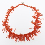 JOIA, uma (1) gargantilha confeccionada com espículas de coral, dispostas em degrade, monture e fecho do tipo boia em metal, medindo 46 cm comprimento, sinais de uso, vide foto.