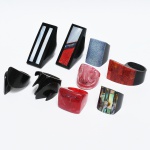 BIJUTERIAS, nove (9) anéis confeccionados em polímero, modelos e tamanhos diversos, alguns com apliques variados, sinais de uso, vide foto.