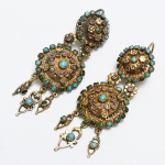 JOIA, par (2) brincos para orelha furada, modelo dito preguiçosa, confeccionados em PRATA dourada, apliques em pedrarias, medindo 6,5 cm, peso total aproximado, contrastes não identificados, possivelmente Áustria ou Hungria, peso total aproximado 14,9 gr., sinais de uso, vide foto.