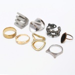 BIJUTERIAS, oito (8) itens dentre anéis e alianças, confeccionados em metal dourado e prateado, tamanhos e modelos diversos, dois deles com cravações em pedras, sinais de uso, vide foto.