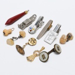 BIJUTERIAS, onze (11) itens dentre: abotoaduras, prendedor de gravata e pingente, confeccionados em materiais variados, sinais de uso, vide foto.