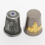 COLECIONISMO, dois (2) dedais metálicos distintos: 1 souvenir de Marrocos: 1 souvenir do Egito, medindo em média 2,7 cm altura, ambos com detalhes da iconografia cultural em relevo, vide foto.